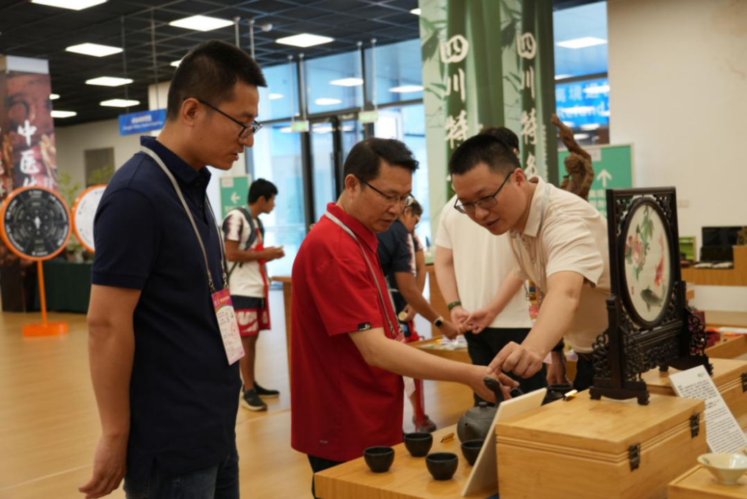 省ag尊龙登陆入口z6mg集团领导到大运村“有礼在四川”四川特色商品馆调研指导工作